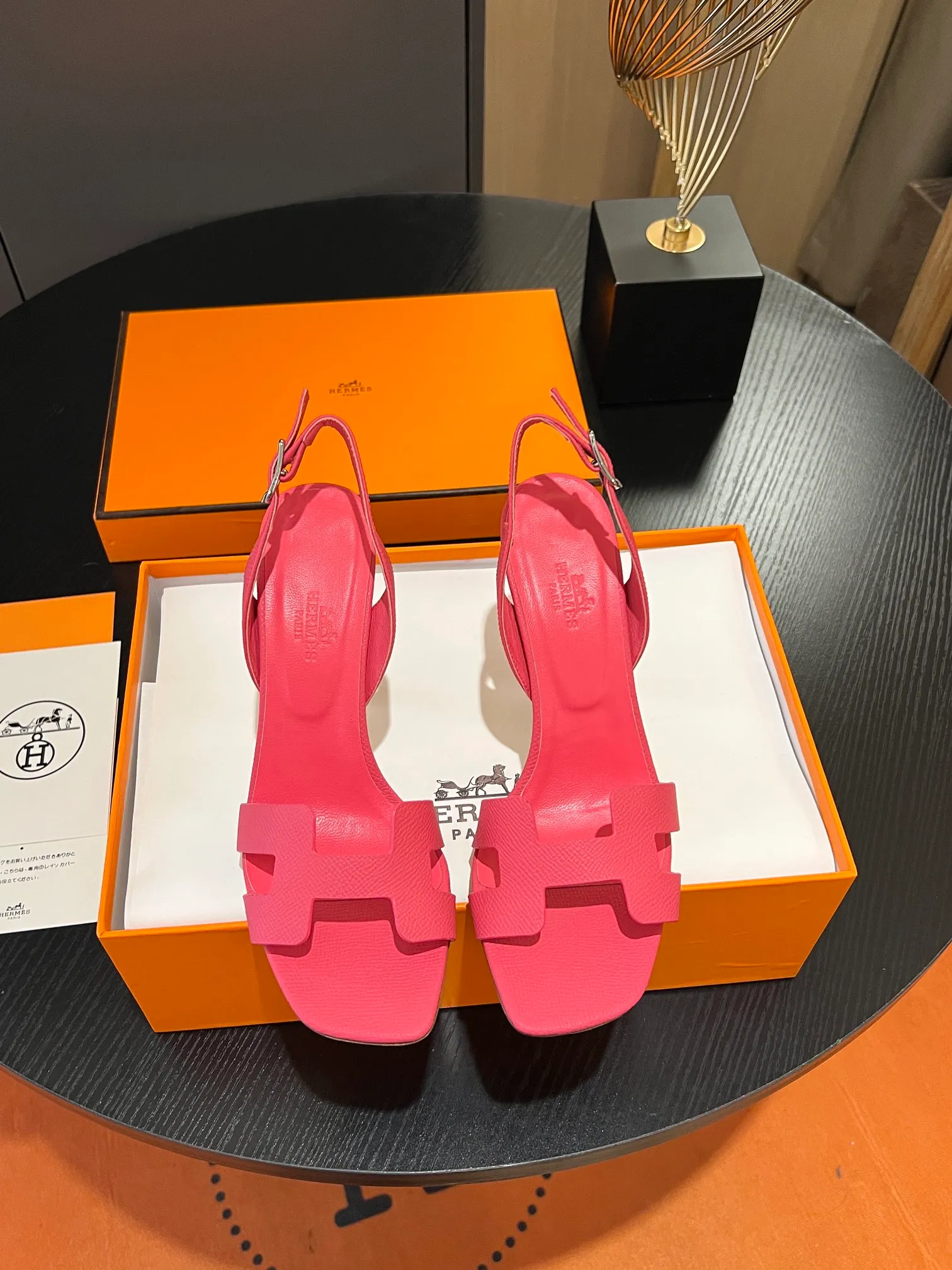 👟👟Ex-factory price 600👟👟Hermès 2023 high-heeled temperament sandals original customization! Counter synchronization! Hermès high heels have always been simple, fashionable and elegant! ! ! It can hold any style of wear, the height of 10.5cm is easy to control, and the feet feel comfortable and pressure-free! The classic and elegant style brings a sense of luxury to your feet! Highly recommended Material: Upper imported calfskin + mixed sheepskin lining Outsole: Italian genuine leather sole Size: 34-42 (34.41.42 customization is non-returnable and non-exchangeable)